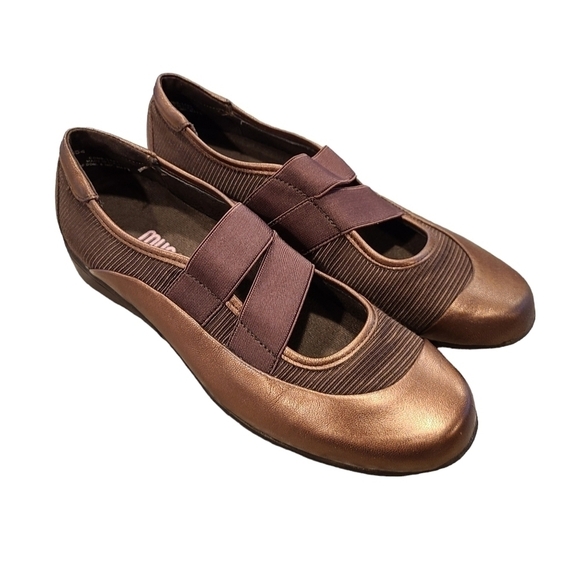 Munro American Bronze Mary Jane Slip-on Shoes, Made in USA, Size 7 - Picture 4 of 13